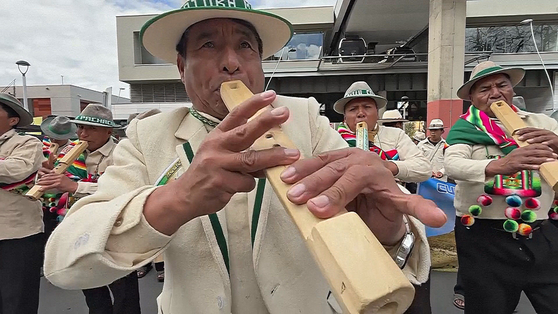 Более 3000 боливийцев сыграли на андских флейтах Более 3000 боливийцев сыграли на андских флейтах