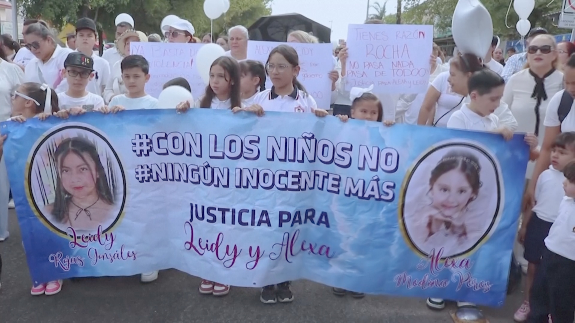После убийства двух девочек в Мексике дети вышли с протестом После убийства двух девочек в Мексике дети вышли с протестом