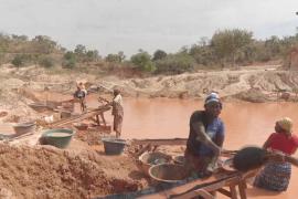 Сенегальцы используют ртуть голыми руками для добычи золота