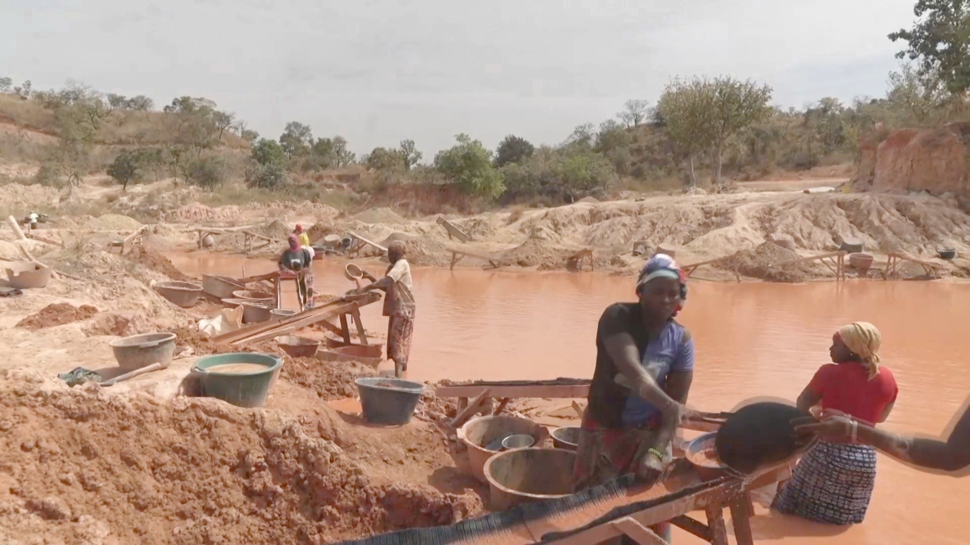 Сенегальцы используют ртуть голыми руками для добычи золота