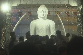 Шри-ланкийцы празднуют день Весак с ослепительными огнями