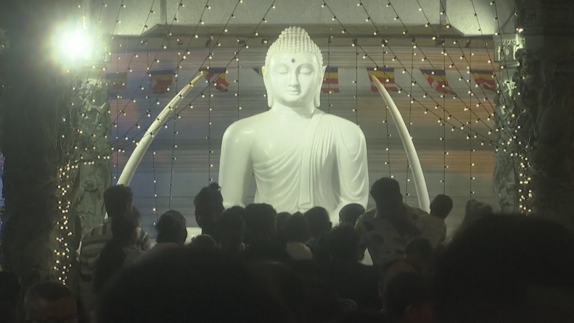 Шри-ланкийцы празднуют день Весак с ослепительными огнями