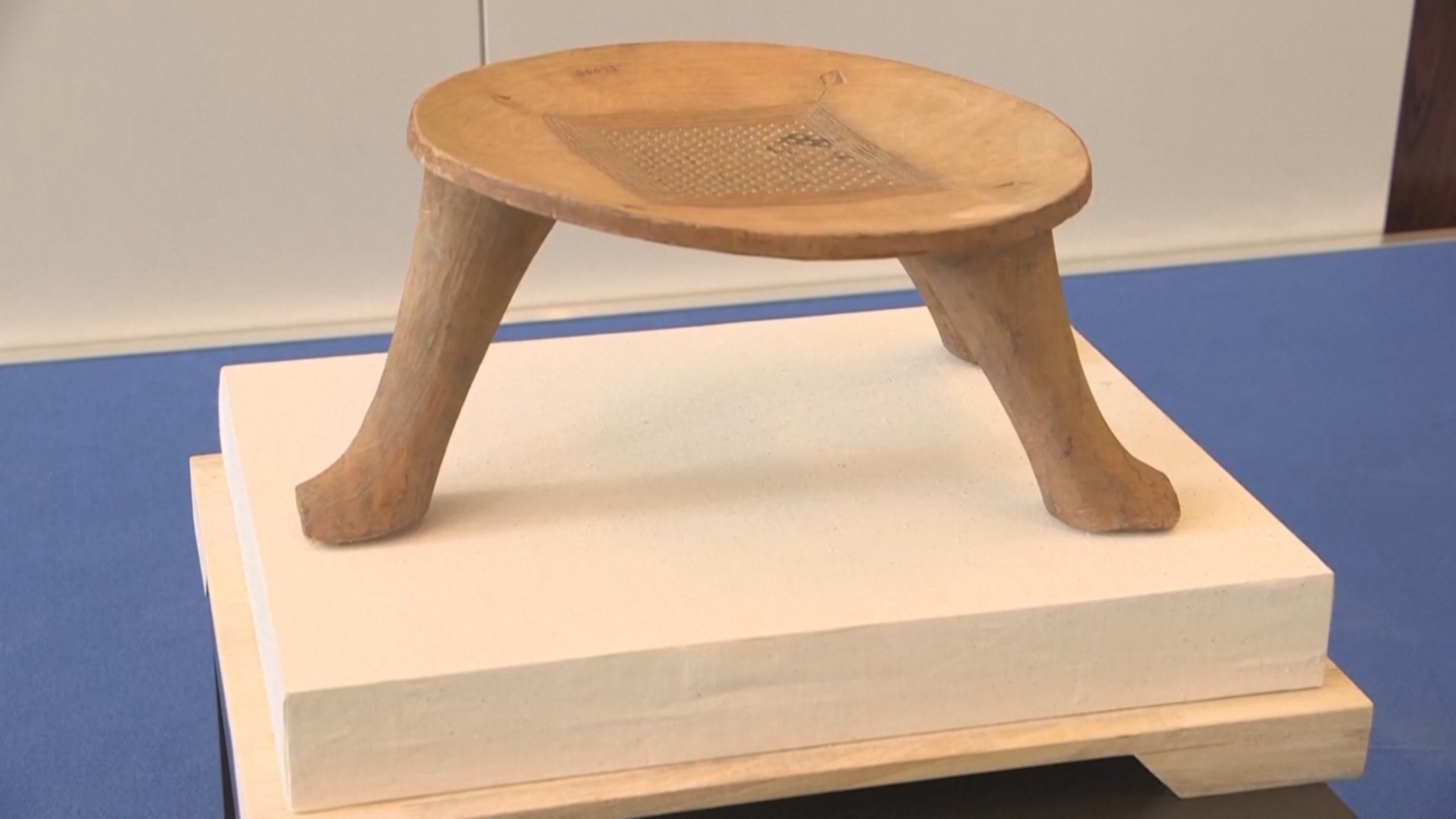 Финляндия вернула Бенину церемониальный табурет 17-го века