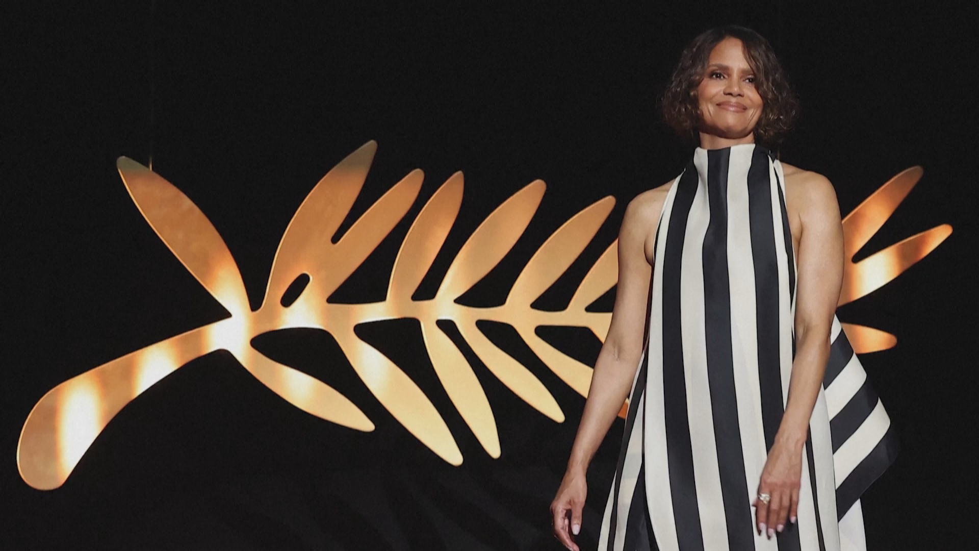 На красной дорожке Каннского кинофестиваля запретили обнажать тело и надевать объёмные платья На красной дорожке Каннского кинофестиваля запретили обнажать тело и надевать объёмные платья