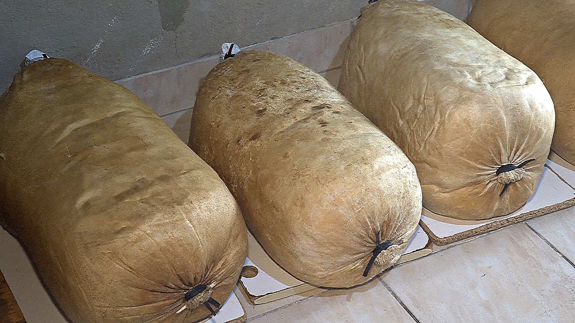 Сыр в мешках из коровьей кожи – уникальный продукт юга Боснии Сыр в мешках из коровьей кожи – уникальный продукт юга Боснии