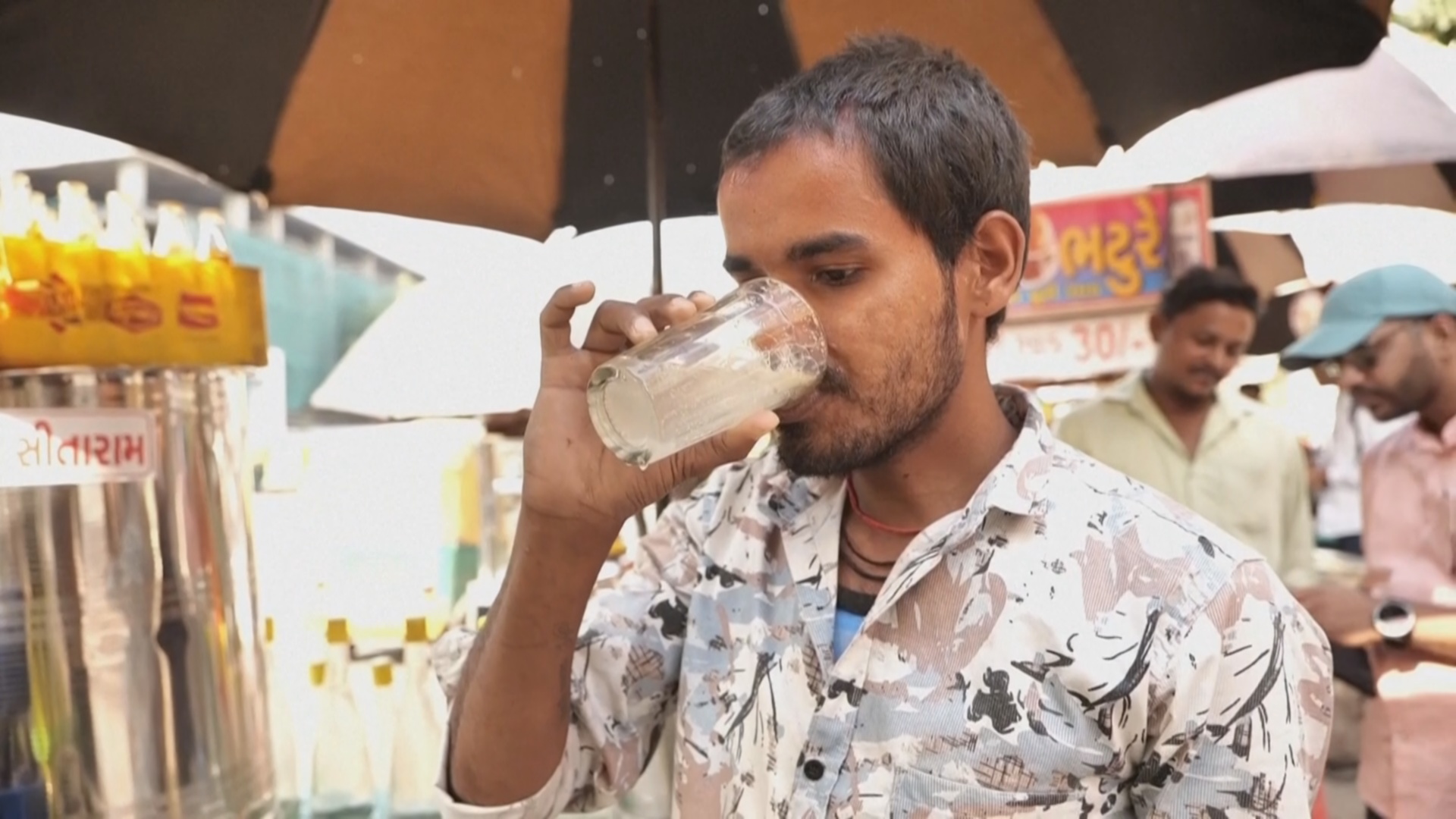 Как в индийском Ахмадабаде спасаются от экстремальной жары