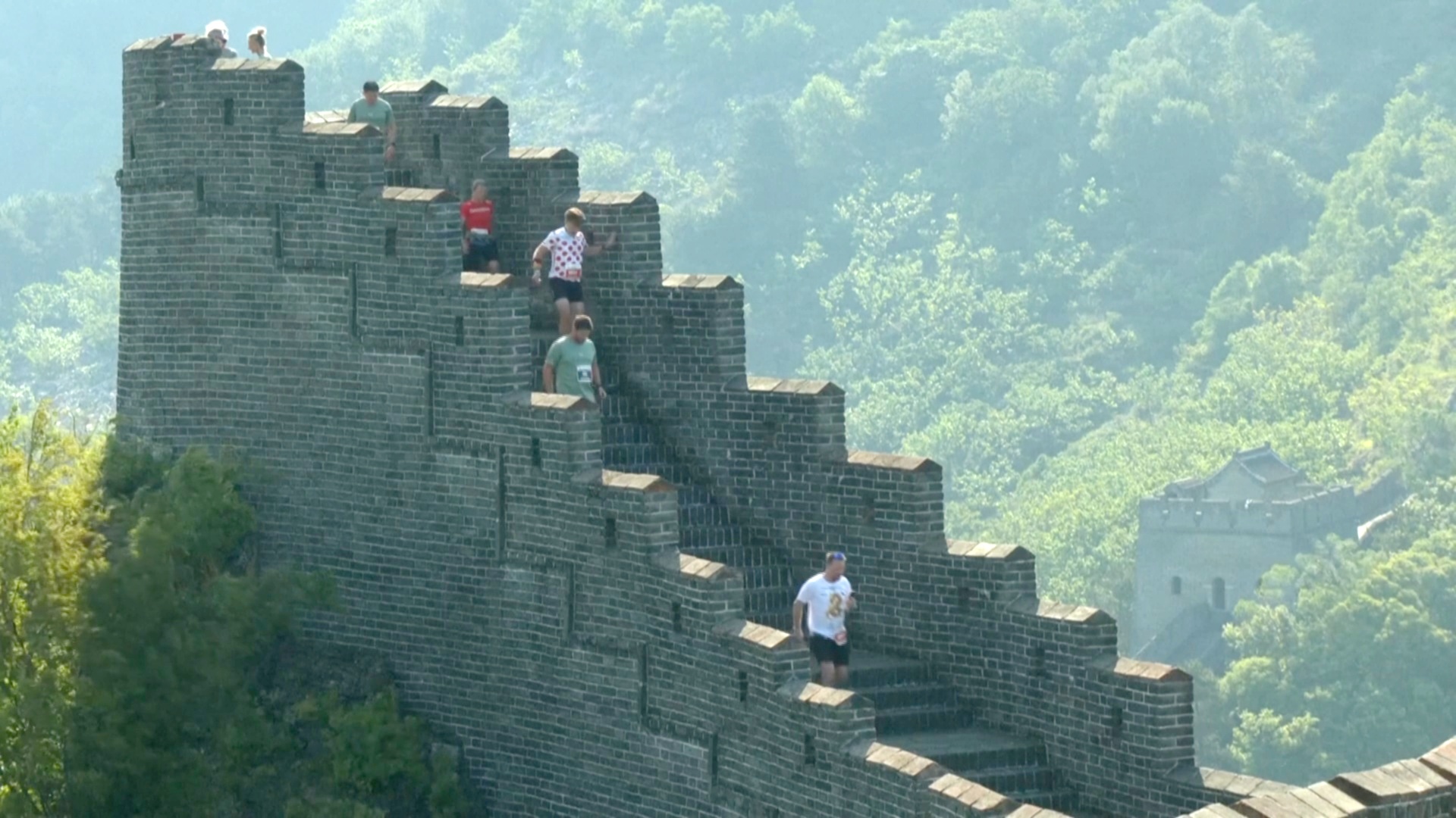 Сотни спортсменов поучаствовали в забеге по Великой Китайской стене Сотни спортсменов поучаствовали в забеге по Великой Китайской стене