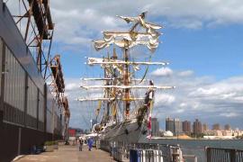 В США выясняют причины столкновения мексиканского парусника с Бруклинским мостом