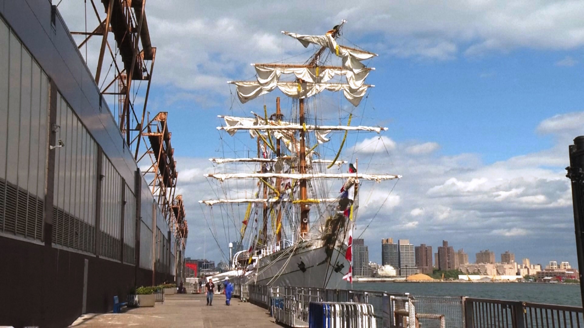 В США выясняют причины столкновения мексиканского парусника с Бруклинским мостом