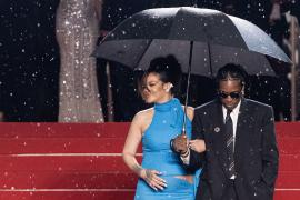 Зонтики, джинсы и шик: образы звёзд на красной дорожке Каннского кинофестиваля