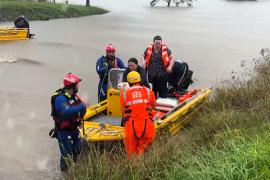Ливни отрезали от мира города в Австралии
