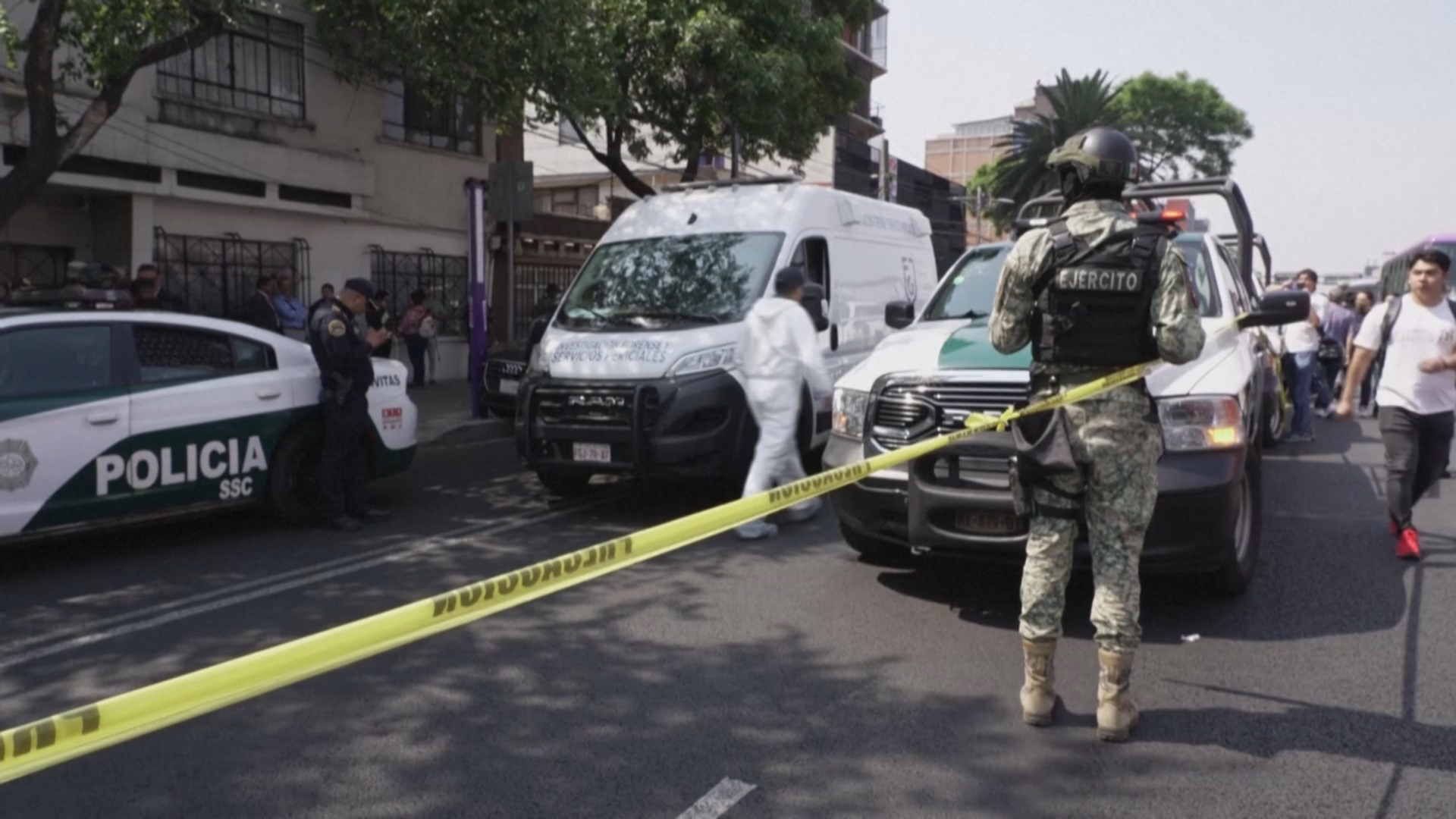 Двух помощников мэра Мехико расстреляли в центре города