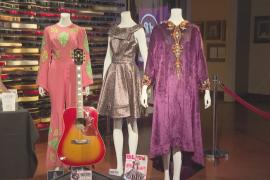 Костюм Долли Партон и письмо Джона Леннона выставят на торги в Нью-Йорке