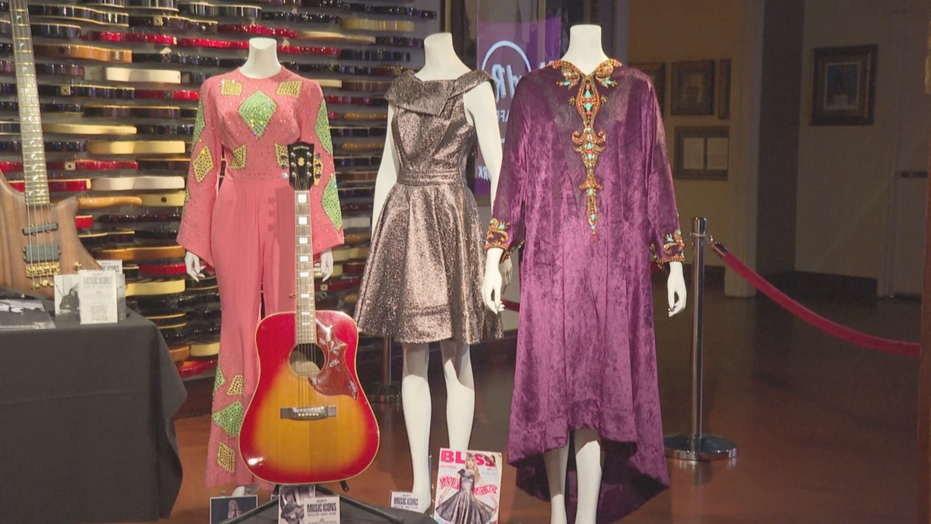 Костюм Долли Партон и письмо Джона Леннона выставят на торги в Нью-Йорке Костюм Долли Партон и письмо Джона Леннона выставят на торги в Нью-Йорке