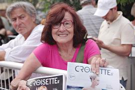 80-летняя фанатка стоит в очередях, чтобы встретиться со звёздами в Каннах
