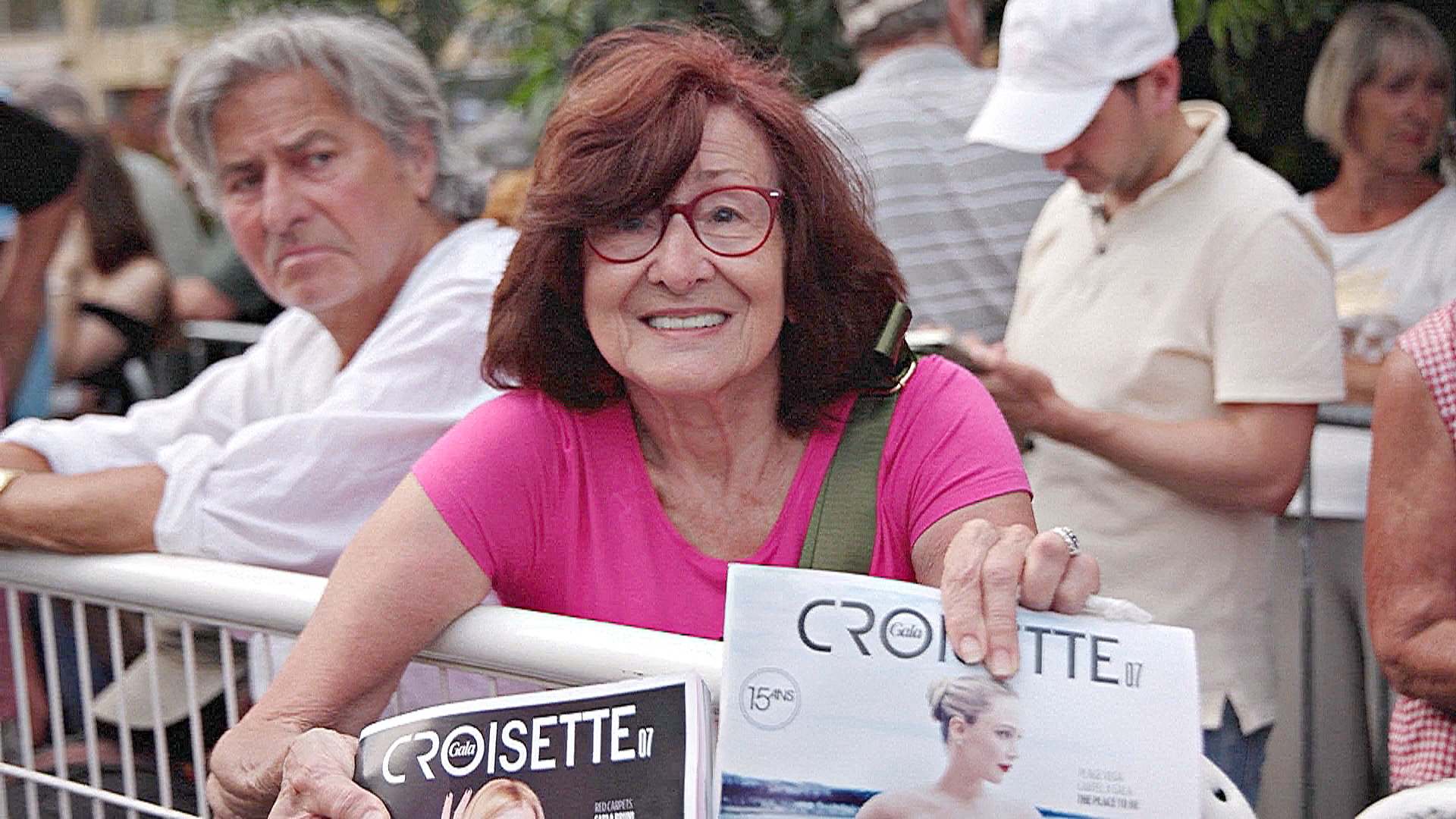 80-летняя фанатка стоит в очередях, чтобы встретиться со звёздами в Каннах 80-летняя фанатка стоит в очередях, чтобы встретиться со звёздами в Каннах