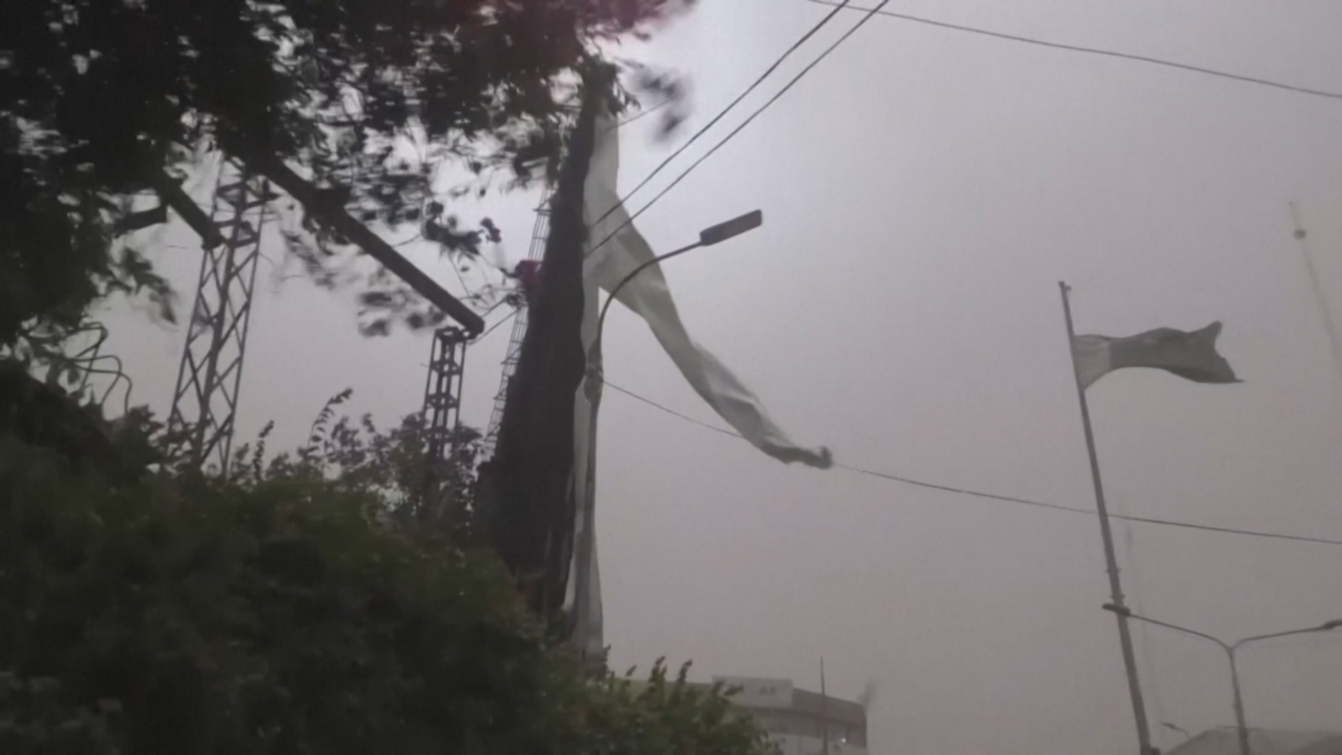 Пыльная буря обрушилась на Лахор: 8 погибших Пыльная буря обрушилась на Лахор: 8 погибших