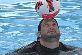 Мировой рекорд: кубинец плавал и удерживал мяч на голове 31 минуту