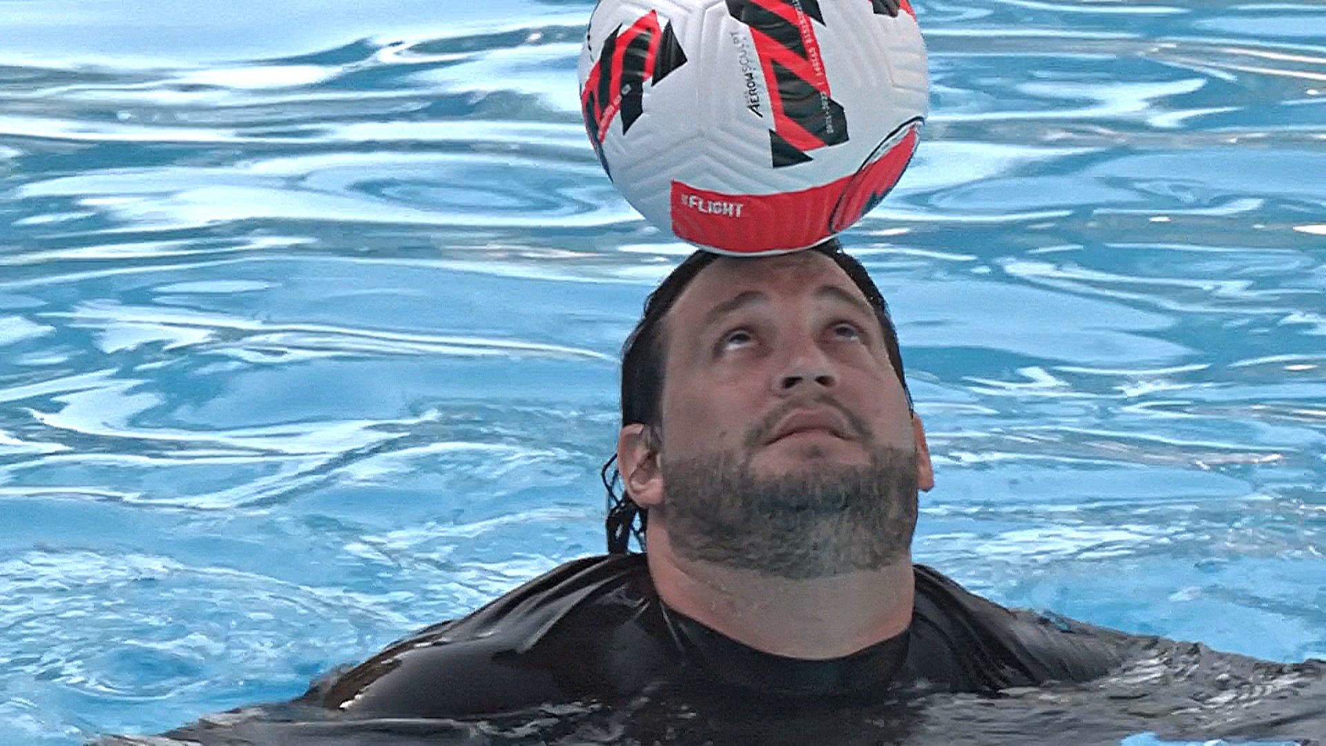 Мировой рекорд: кубинец плавал и удерживал мяч на голове 31 минуту Мировой рекорд: кубинец плавал и удерживал мяч на голове 31 минуту