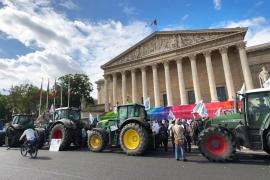 Фермеры на тракторах частично перекрыли дороги рядом с Парижем