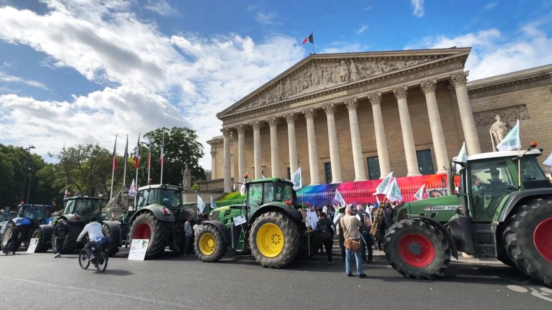 Фермеры на тракторах частично перекрыли дороги рядом с Парижем