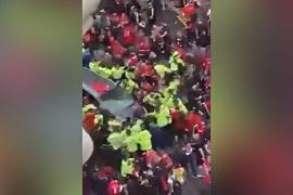 Автомобиль врезался в толпу болельщиков в Ливерпуле: 27 пострадавших