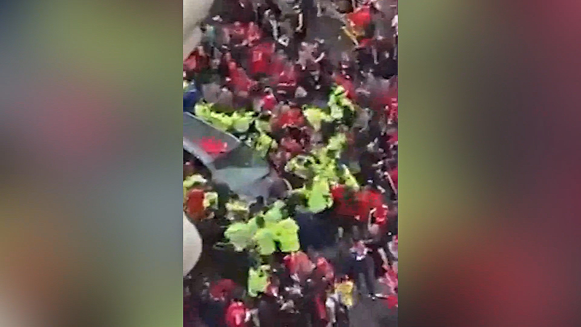 Автомобиль врезался в толпу болельщиков в Ливерпуле: 27 пострадавших