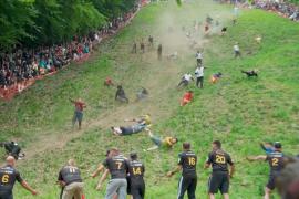 Экстремальную сырную гонку провели в Англии