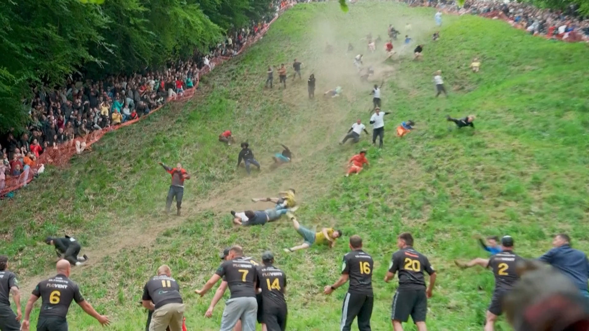 Экстремальную сырную гонку провели в Англии Экстремальную сырную гонку провели в Англии