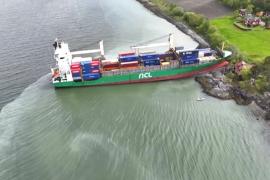 Контейнеровоз врезался в сад норвежца