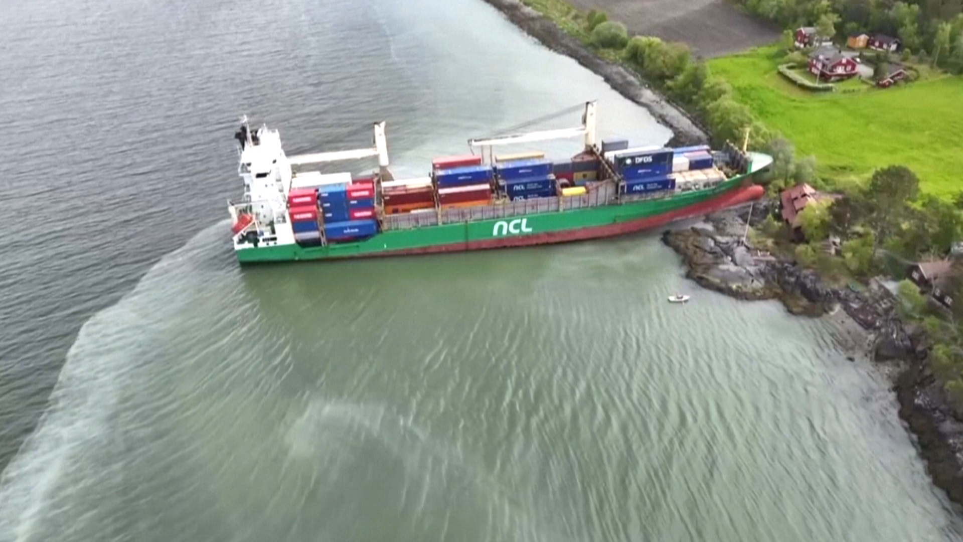 Контейнеровоз врезался в сад норвежца