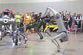 Роботы бегают среди посетителей Международной конференции робототехники в Атланте