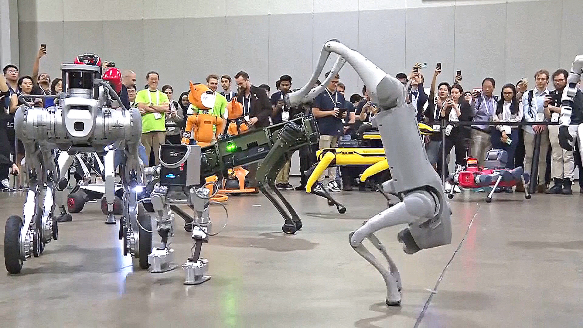 Роботы бегают среди посетителей Международной конференции робототехники в Атланте