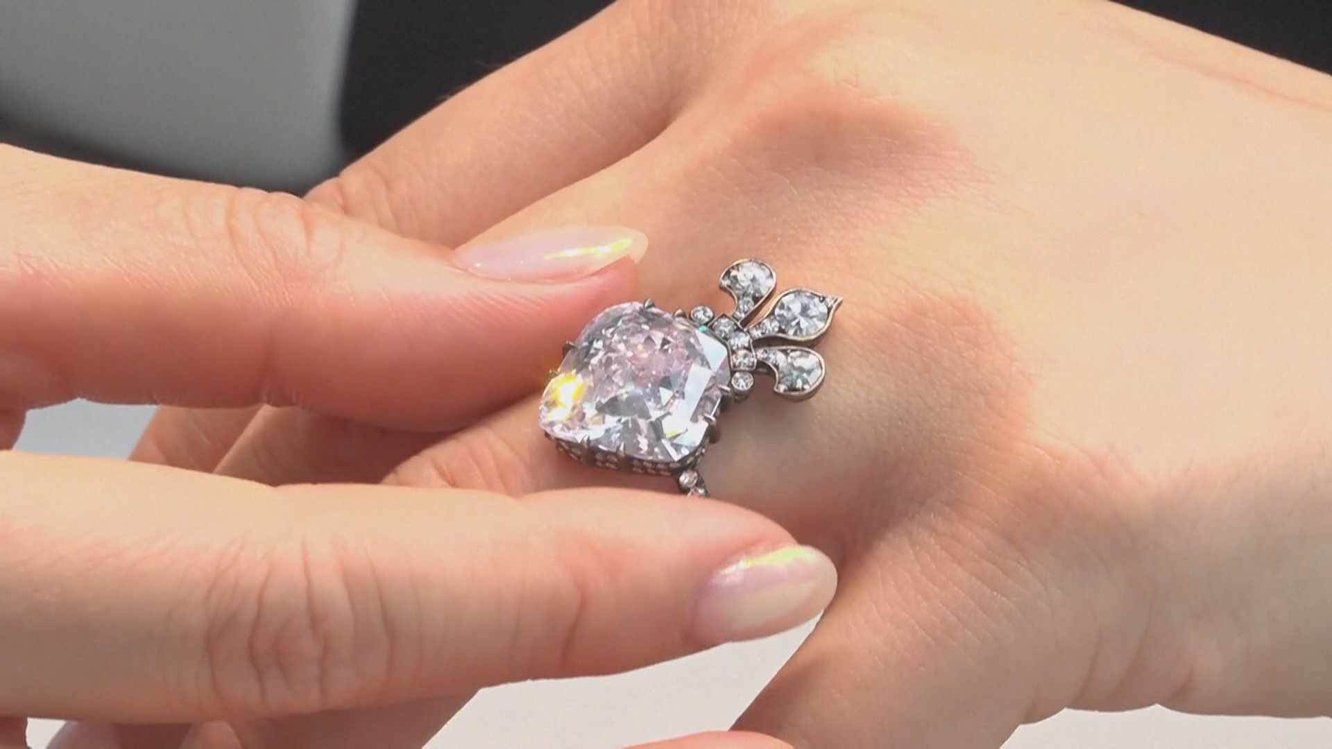 Розовый бриллиант, принадлежавший дочери Марии Антуанетты, выставят на торги Розовый бриллиант, принадлежавший дочери Марии Антуанетты, выставят на торги