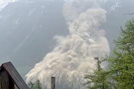 Грязь и камни погребли швейцарскую деревню после схода ледника, один человек пропал без вести