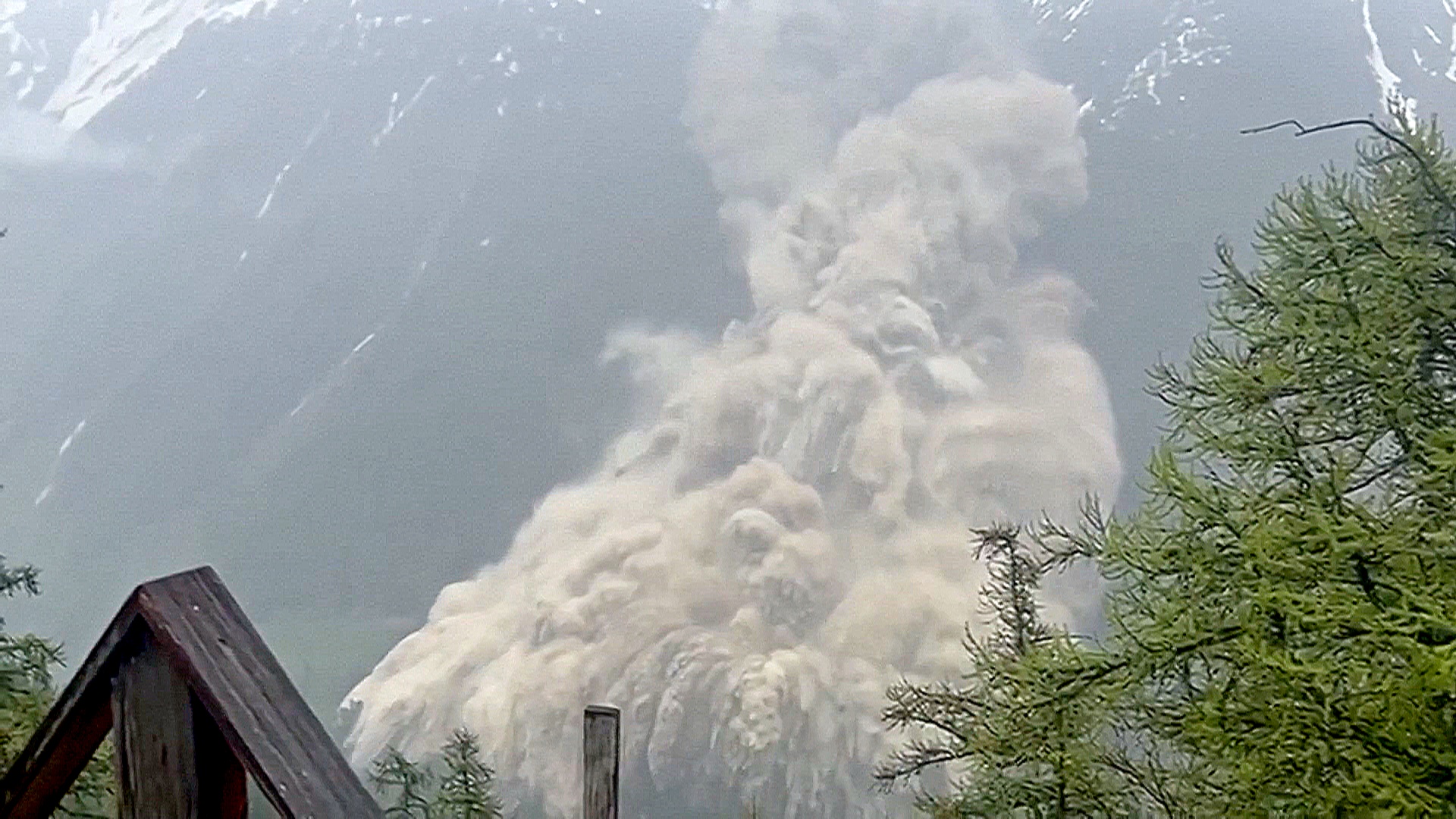 Грязь и камни погребли швейцарскую деревню после схода ледника, один человек пропал без вести