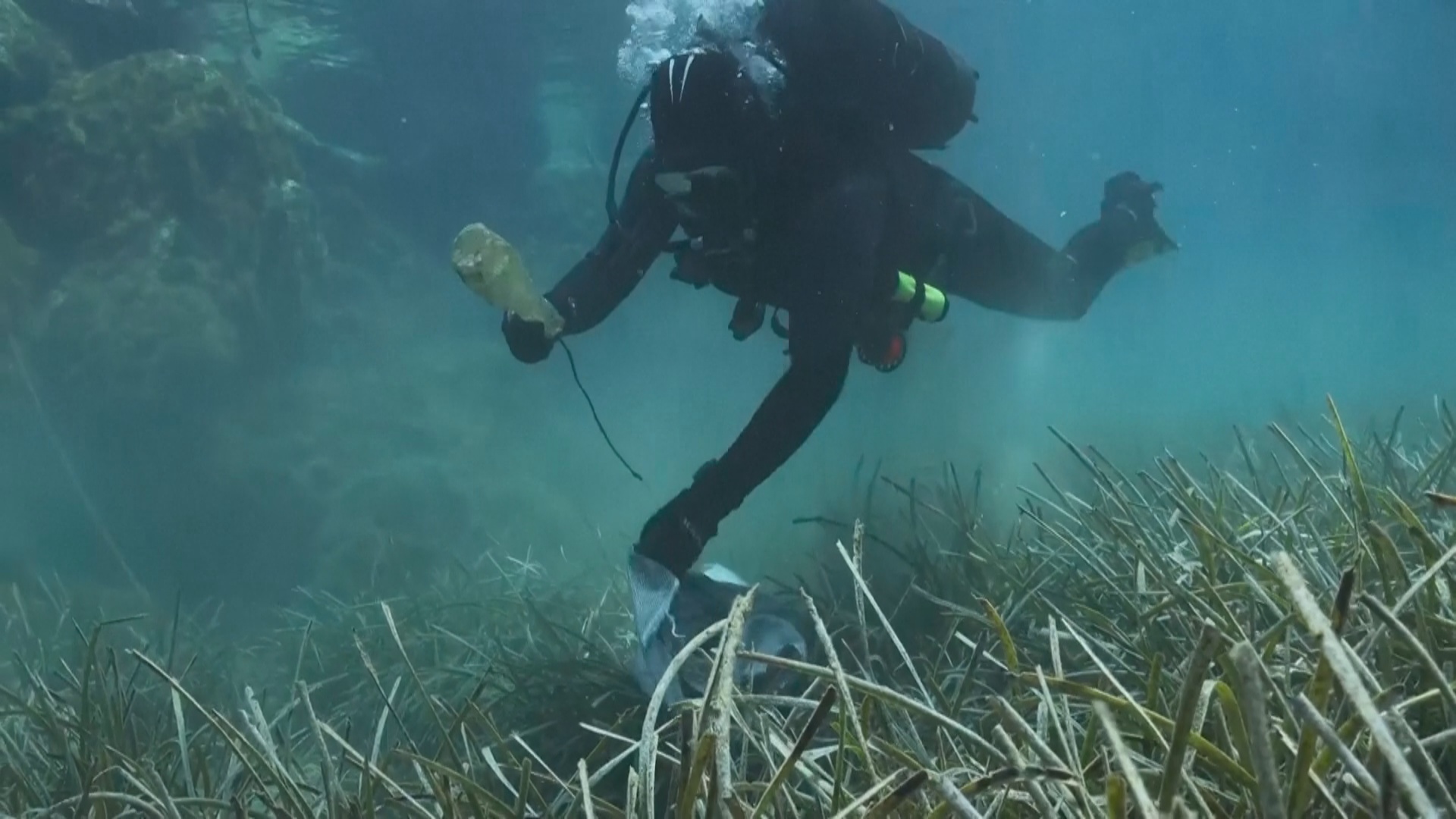 Дайверы-волонтёры убираются на морском дне у греческого острова Алонисос Дайверы-волонтёры убираются на морском дне у греческого острова Алонисос