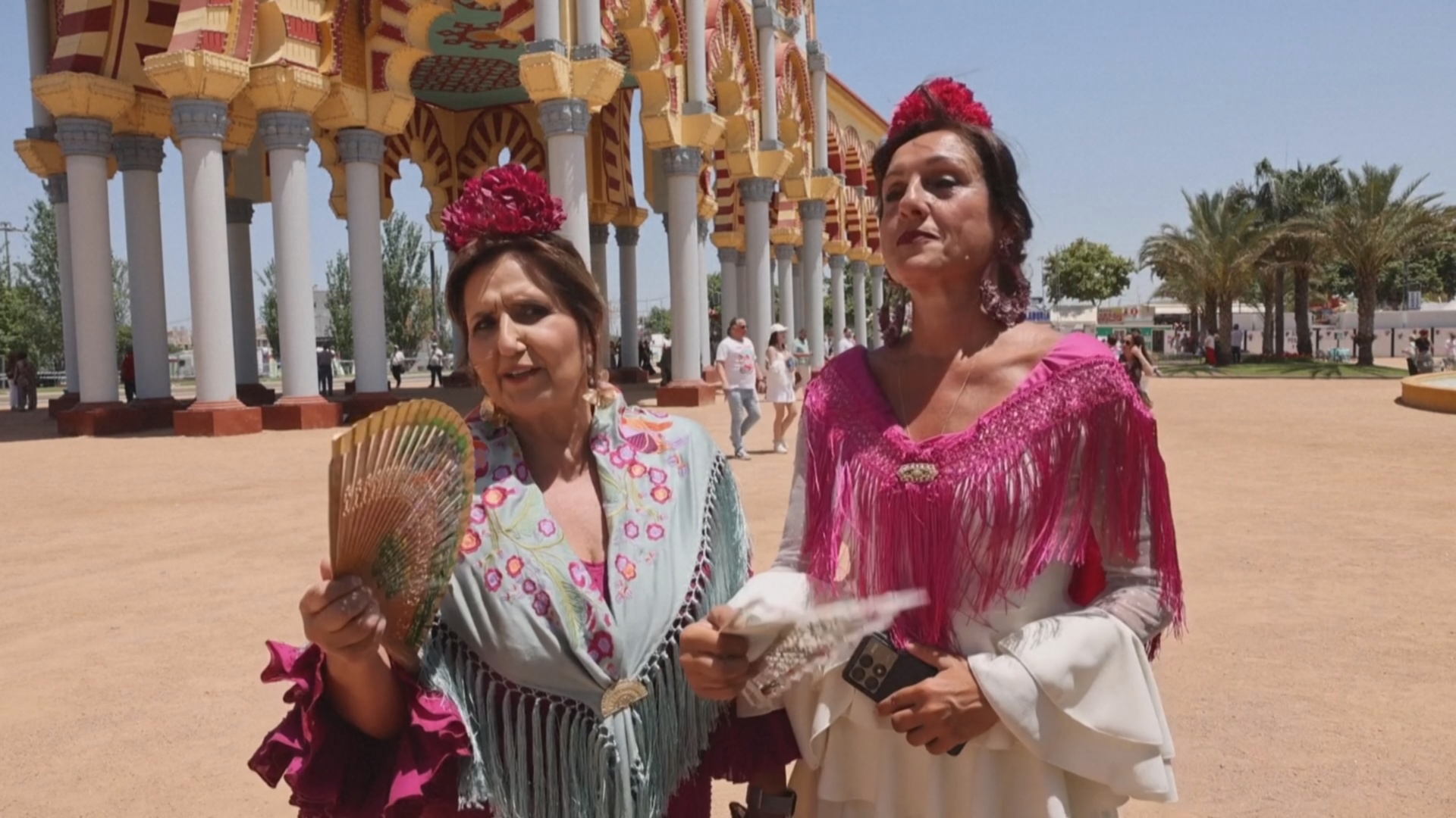 Участников ярмарки фламенко в Кордове плавит жара Участников ярмарки фламенко в Кордове плавит жара