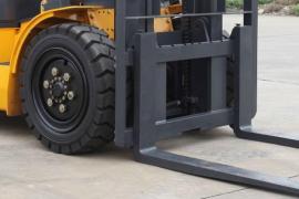 Шины для вилочных погрузчиков: различия между условиями эксплуатации