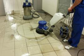 Полировка пола: Профессиональная чистка и уход за напольными покрытиями