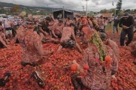 Помидорное сражение устроили на фестивале Gran Tomatina в Колумбии