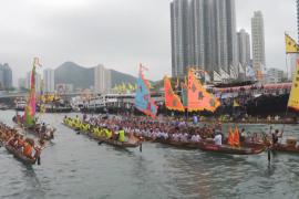 Десятки команд поучаствовали в гонках лодок-драконов в Гонконге