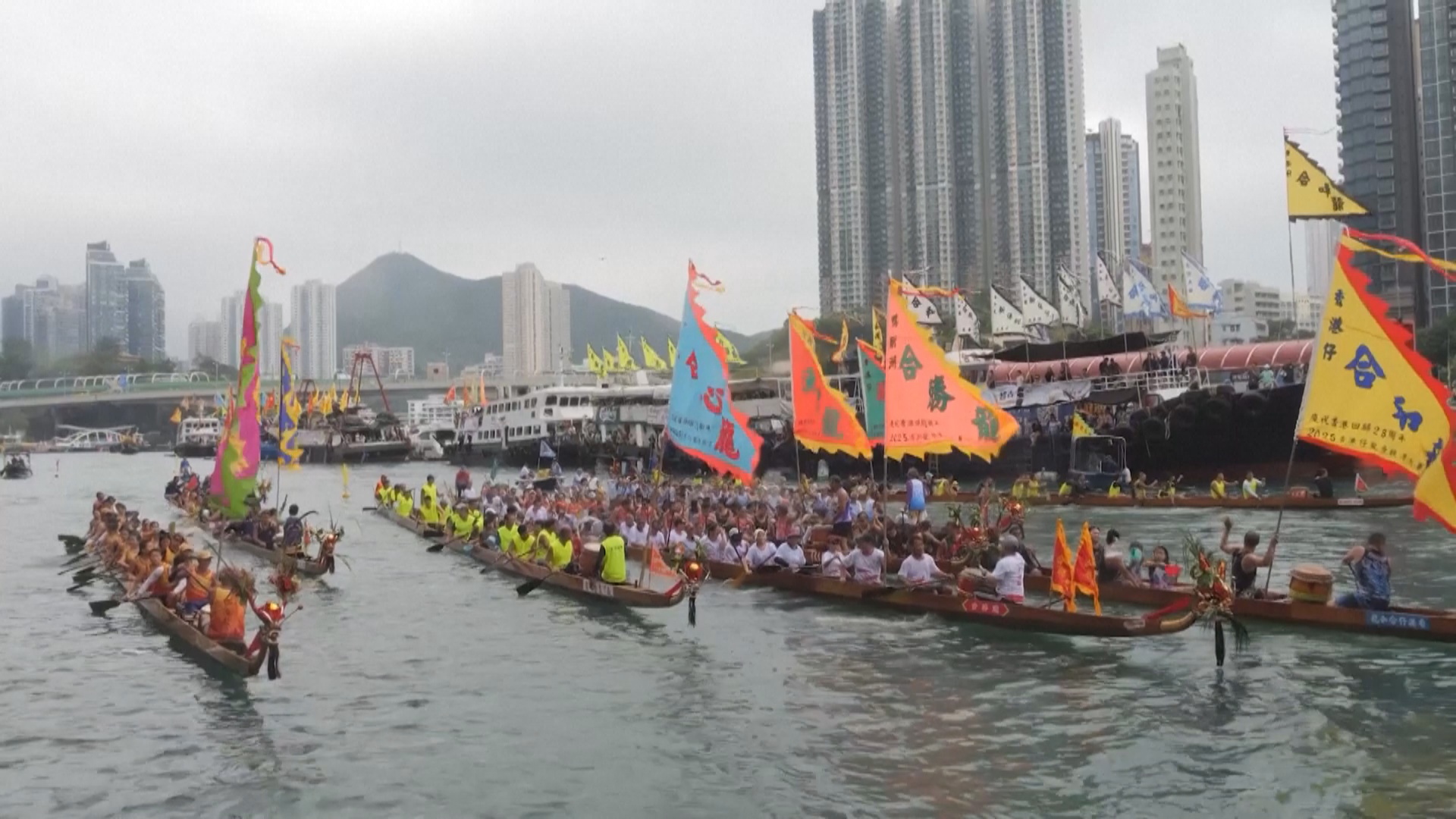 Десятки команд поучаствовали в гонках лодок-драконов в Гонконге Десятки команд поучаствовали в гонках лодок-драконов в Гонконге