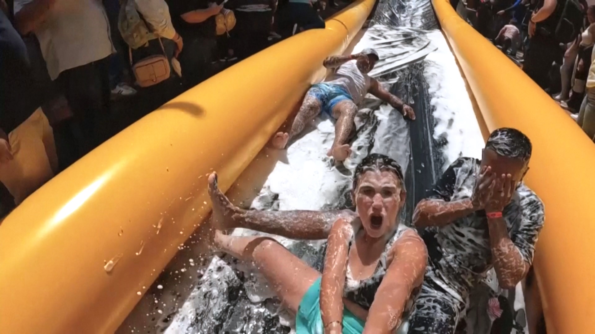 Колумбийский городок превратил главную улицу в водную горку Колумбийский городок превратил главную улицу в водную горку