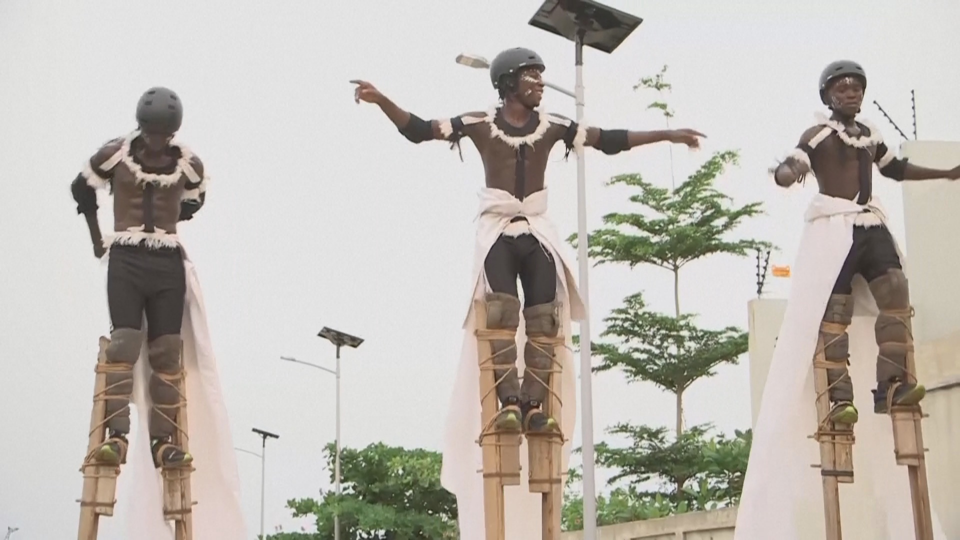 Бенинский акробат открыл цирковую школу в своей стране Бенинский акробат открыл цирковую школу в своей стране