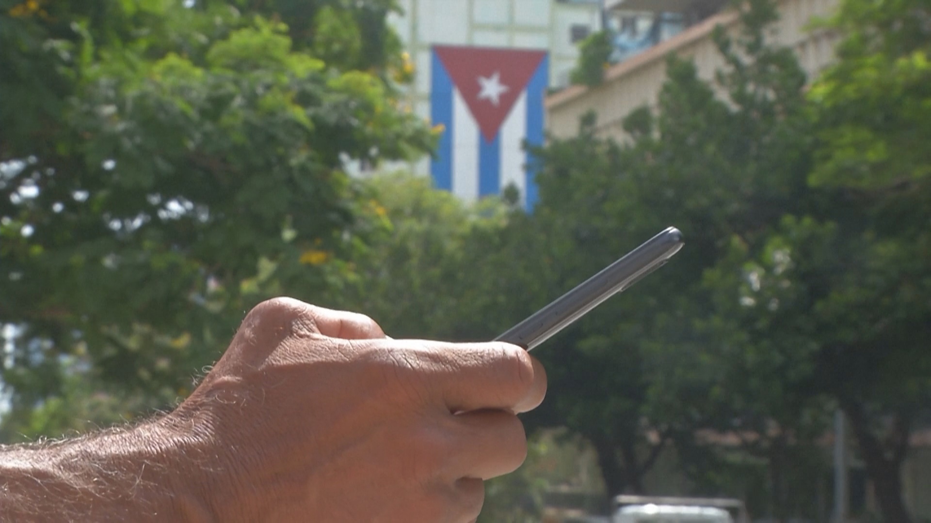 На Кубе после повышения тарифов на интернет сделали уступку студентам На Кубе после повышения тарифов на интернет сделали уступку студентам