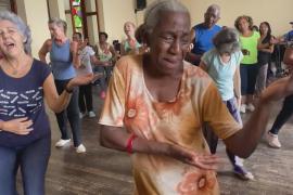 Пожилые кубинцы идут на танцпол, чтобы не унывать