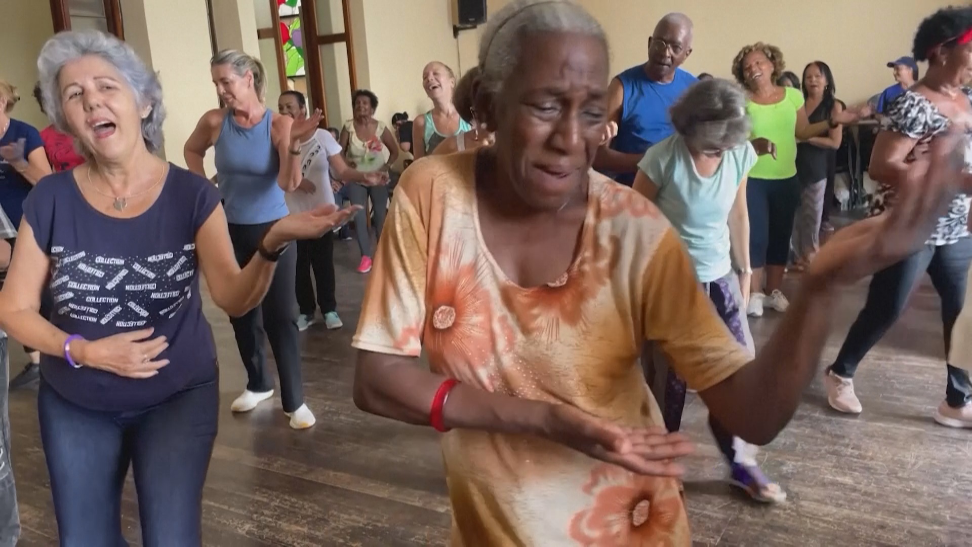 Пожилые кубинцы идут на танцпол, чтобы не унывать Пожилые кубинцы идут на танцпол, чтобы не унывать