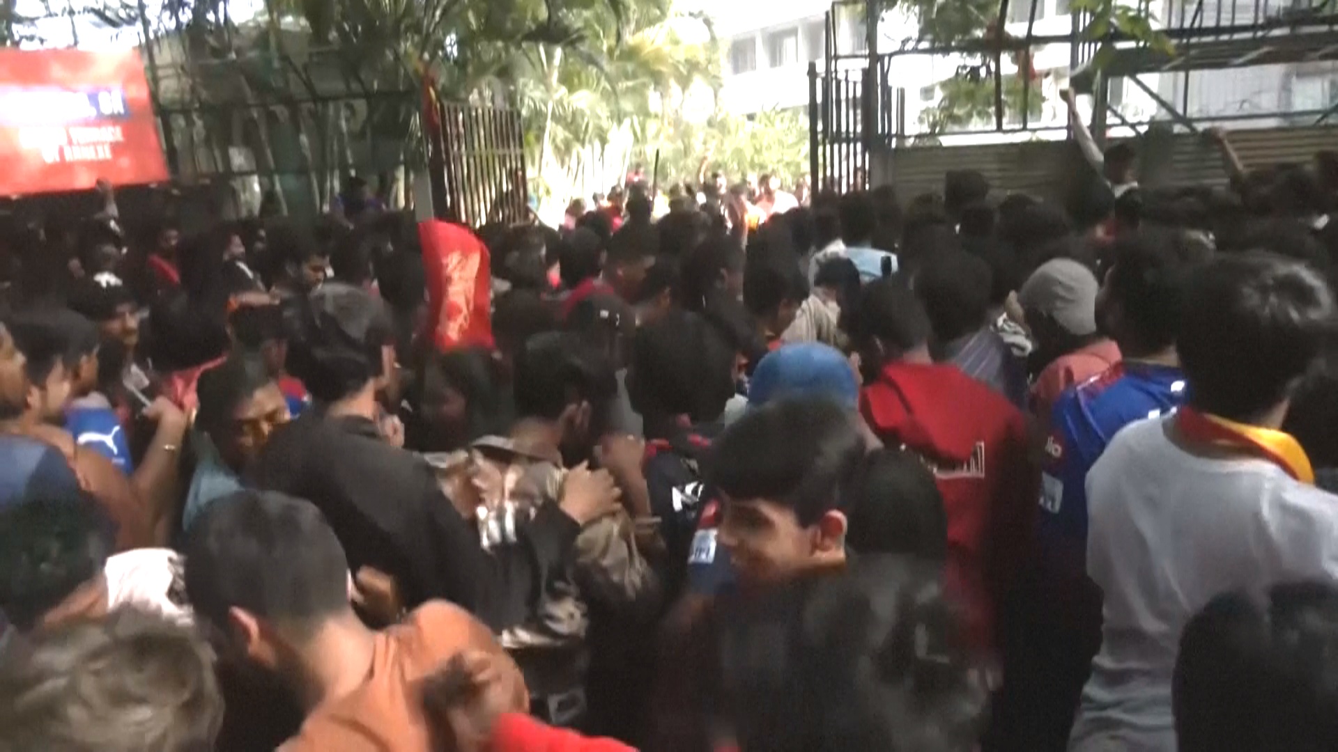 Смертоносная давка у стадиона в Индии: 11 погибших