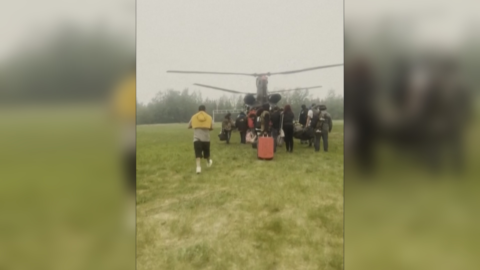 «Это было страшно»: коренных жителей спасли из огненной ловушки в канадской Манитобе «Это было страшно»: коренных жителей спасли из огненной ловушки в канадской Манитобе